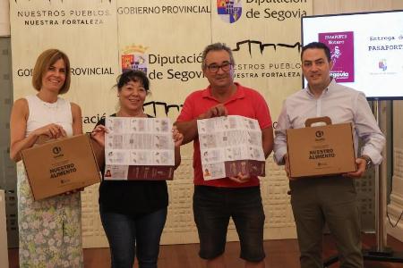 Imagen La Diputación premia con sendos lotes de Alimentos de Segovia a Ricardo Rincón y María del Carmen Hinojal, por haber completado el Pasaporte Motero de Prodestur